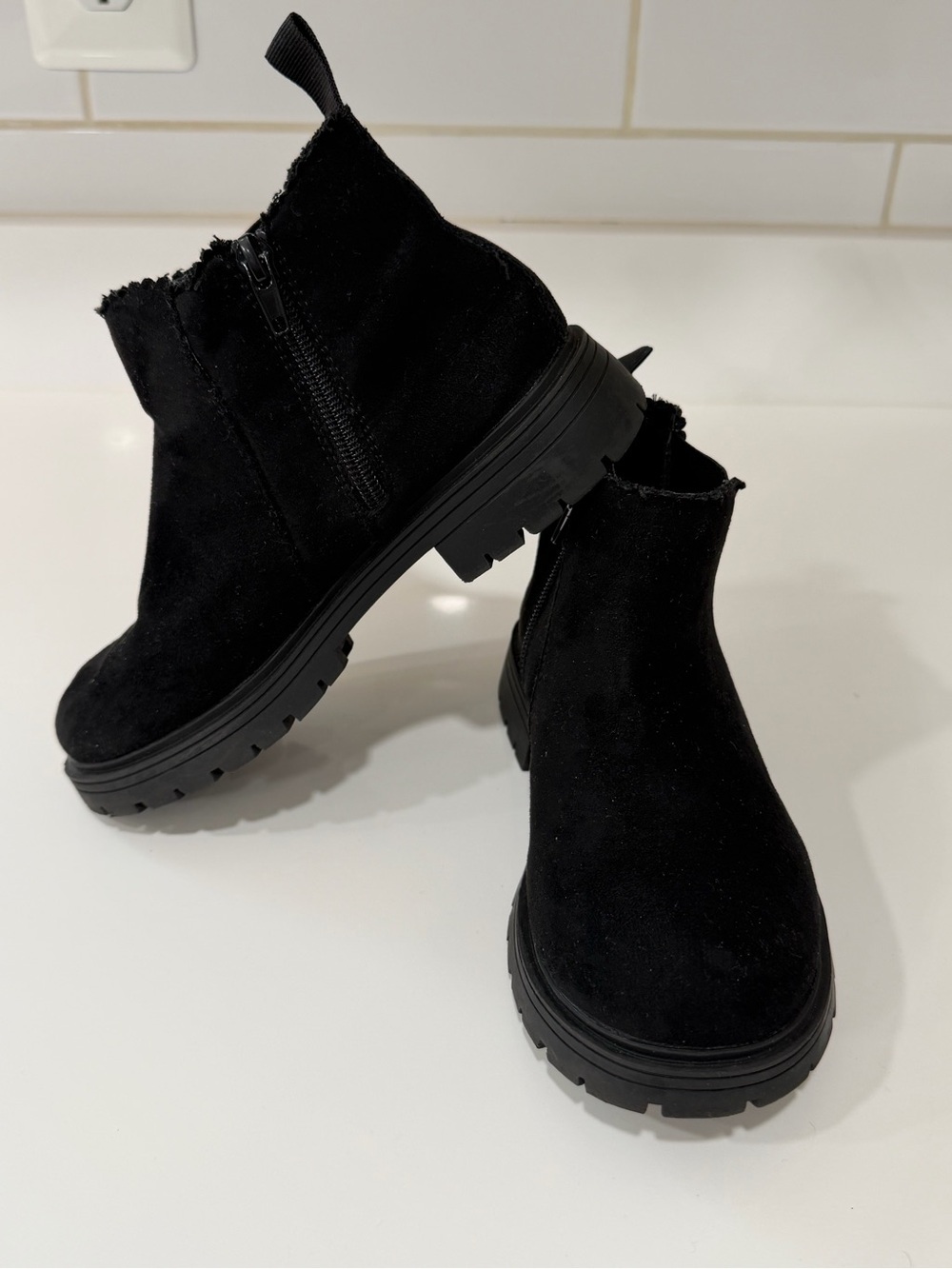 K KomForme Black Faux Suede Ankle Boots - Kids Size 1 - Picture 4 of 9